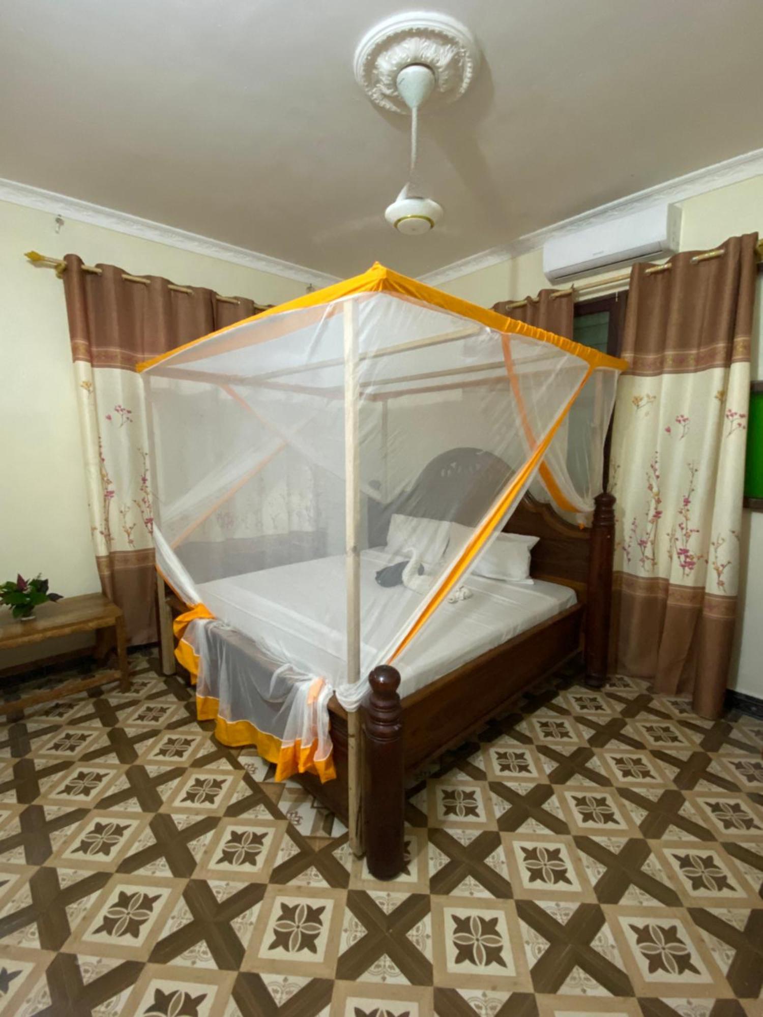 Bed and Breakfast Falcon House Кендва Екстер'єр фото
