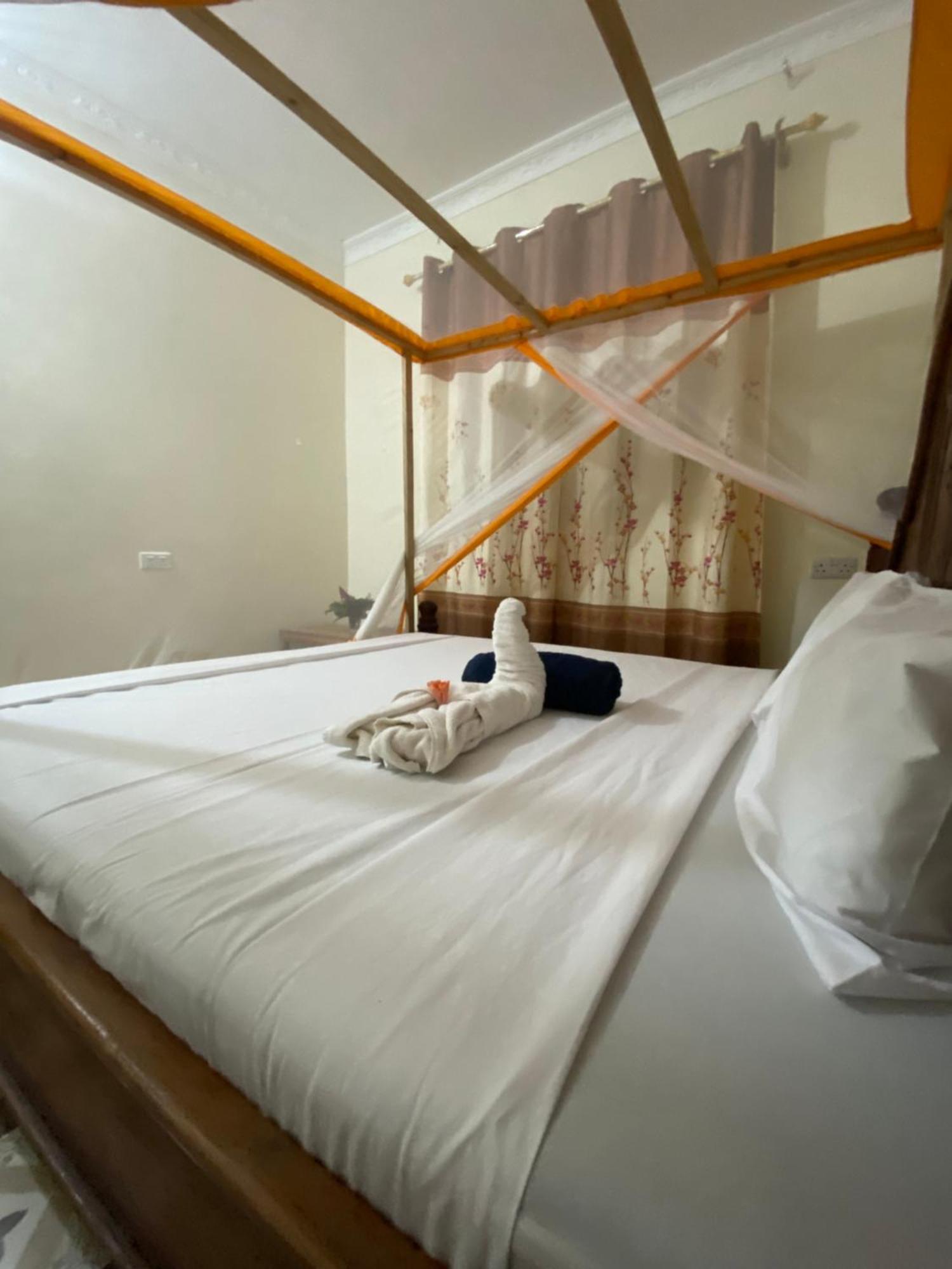 Bed and Breakfast Falcon House Кендва Екстер'єр фото