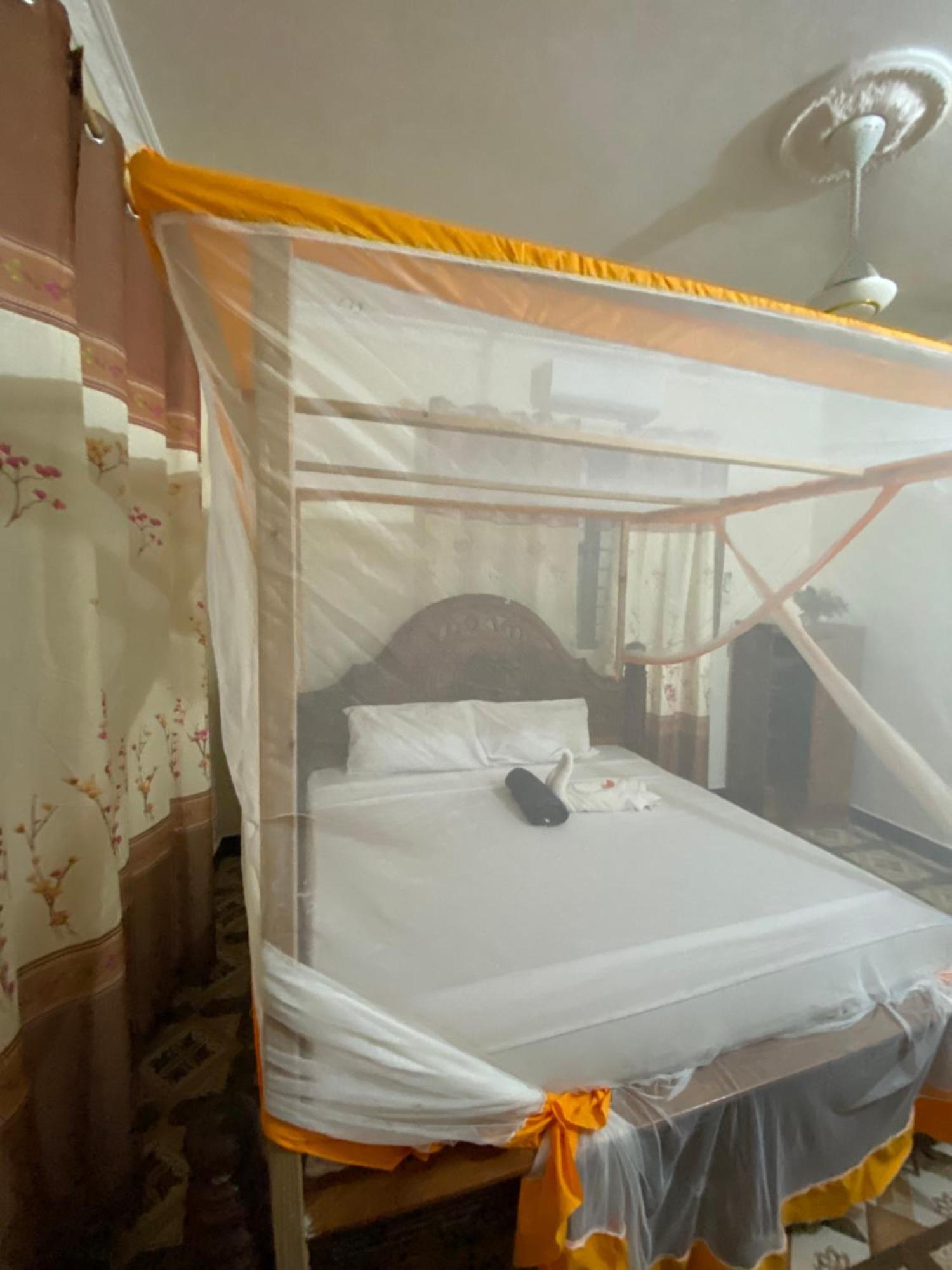 Bed and Breakfast Falcon House Кендва Екстер'єр фото
