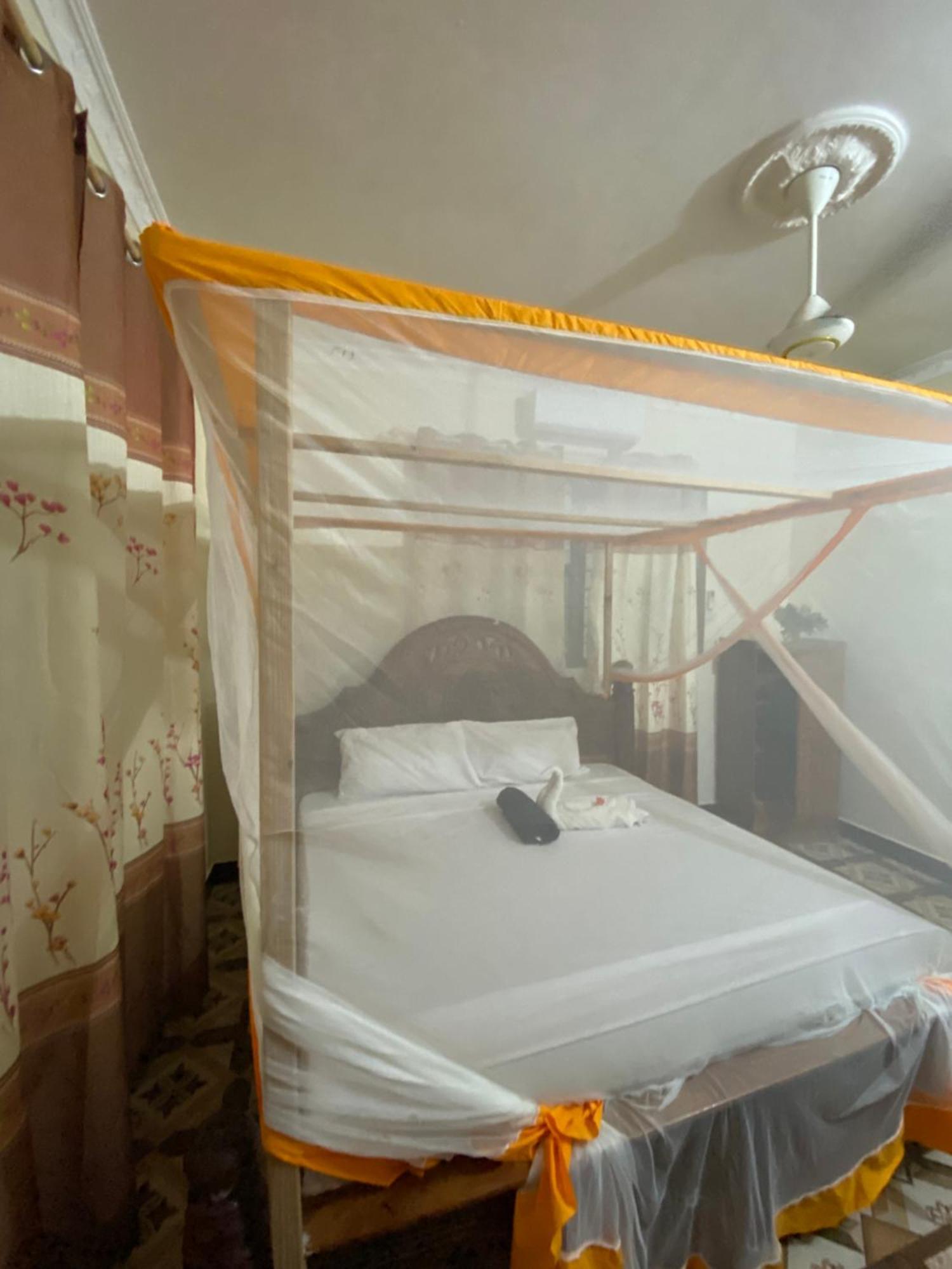 Bed and Breakfast Falcon House Кендва Екстер'єр фото