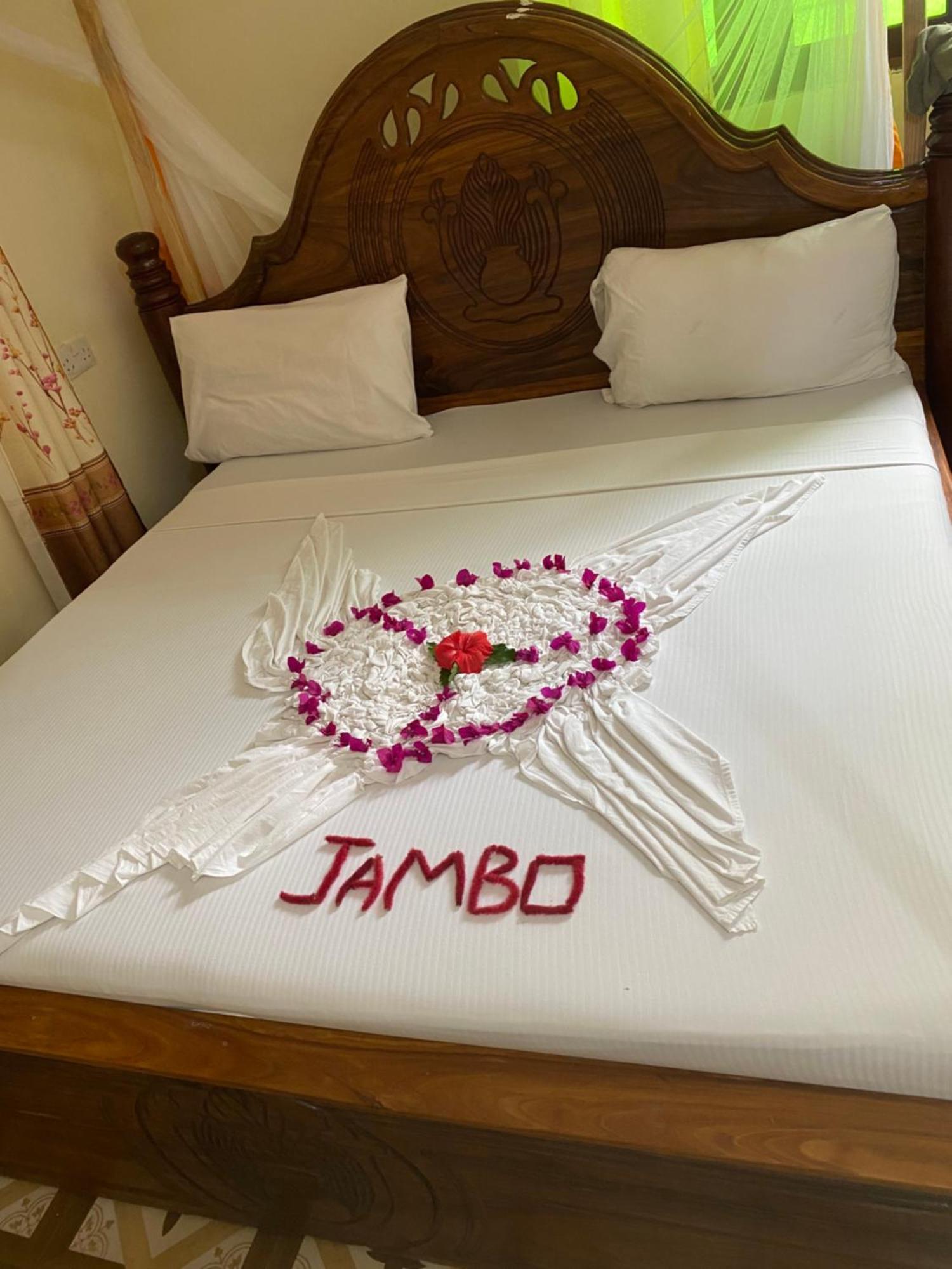 Bed and Breakfast Falcon House Кендва Екстер'єр фото